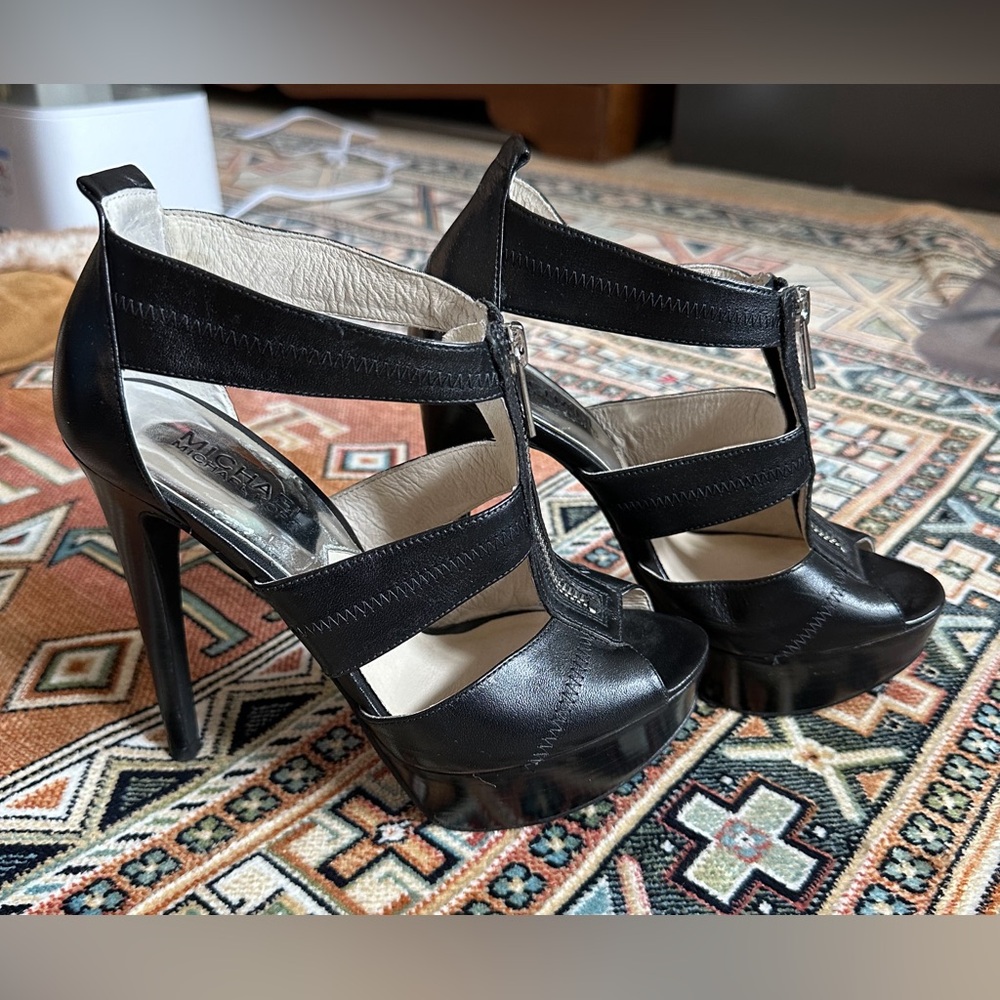 MICHAEL KORS 6 black zip heels